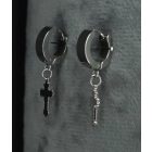 Kis karika fülbevaló liliomvégű kereszttel (fekete, ezüst)