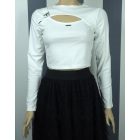 Mellkasán nyitott top