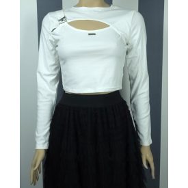 Mellkasán nyitott top