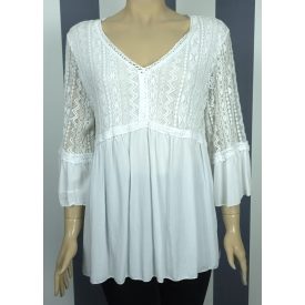V kivágású csipkés felső