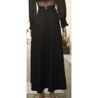 Fekete színű elől rövid, hátul hosszú szoknya