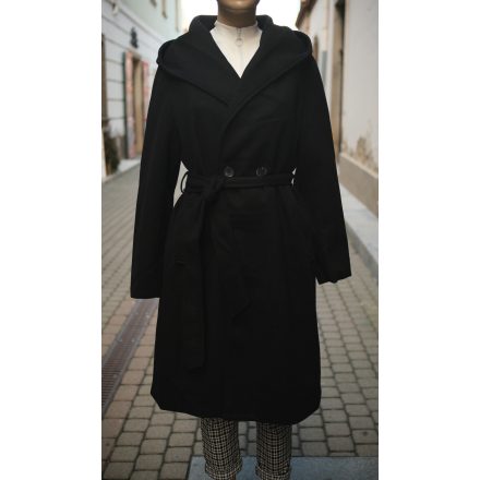 Kapucnis, fekete színű szövetkabát