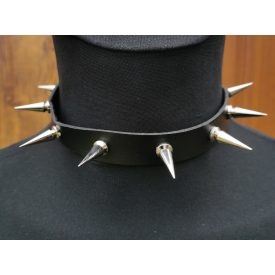 Vékony, nagy szegecses nyakörv